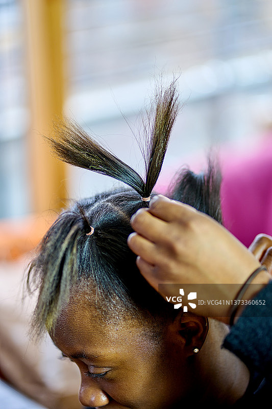 年轻女子编辫子图片素材