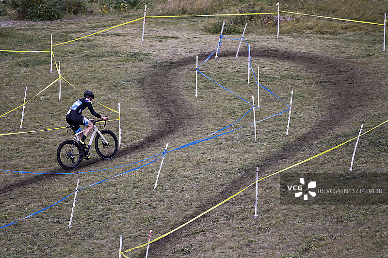 越野自行车赛车手图片素材
