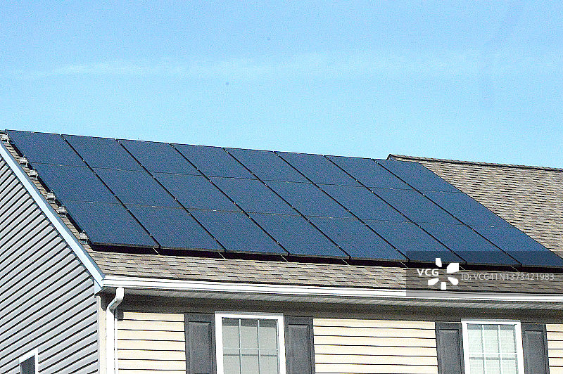 单户住宅屋顶上的太阳能电池板系统图片素材