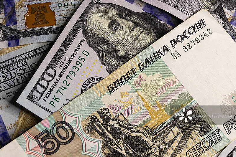 100美元和50俄罗斯卢布纸币图片素材