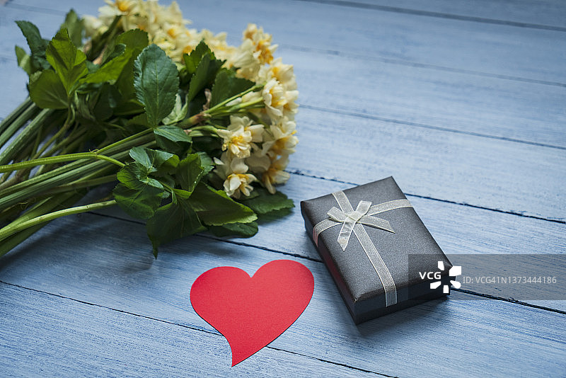 木桌上的水仙花束和礼品盒图片素材
