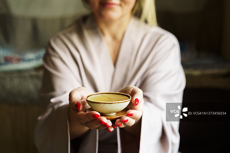 手持饮品的女人图片素材