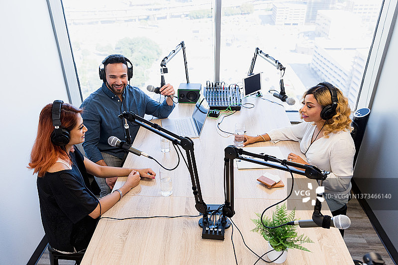 配备先进设备的访谈工作室高角度视图图片素材