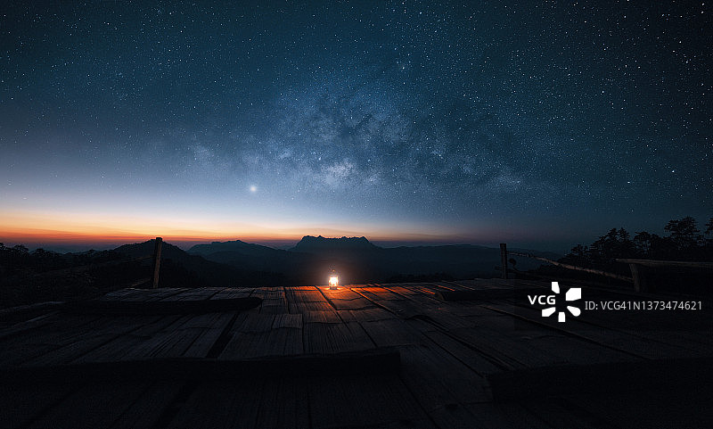 露营灯和银河图片素材