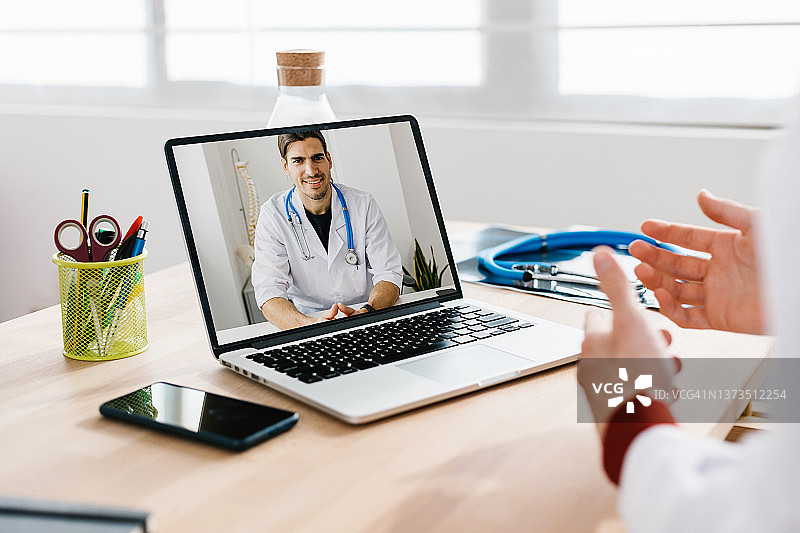 与同事进行视频会议的年轻男医生图片素材