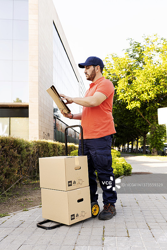 送货员在城市里送包裹图片素材