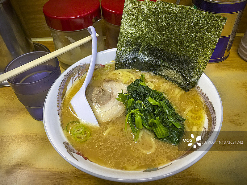 柜台上的拉面图片素材