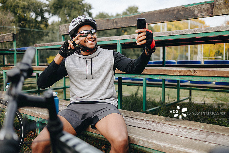 在城市公园骑自行车休息的年轻男子图片素材