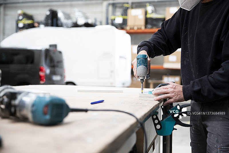 男人为露营车准备木柜图片素材