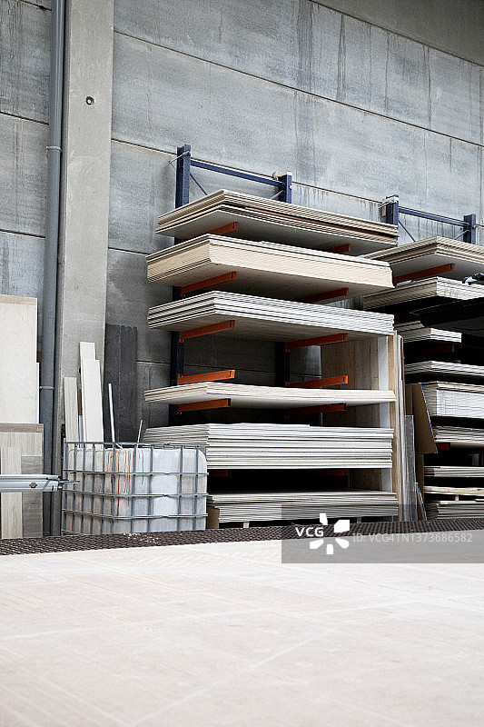 带有工具和设备的木工车间图片素材