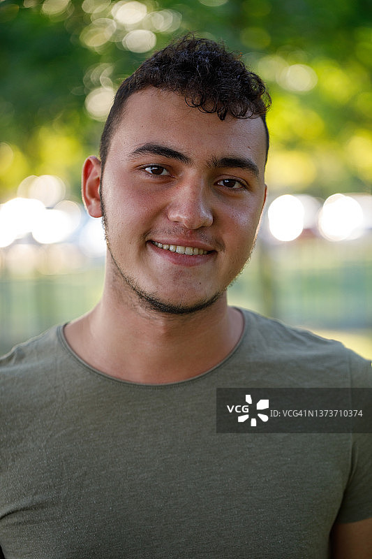 男人看向镜头图片素材