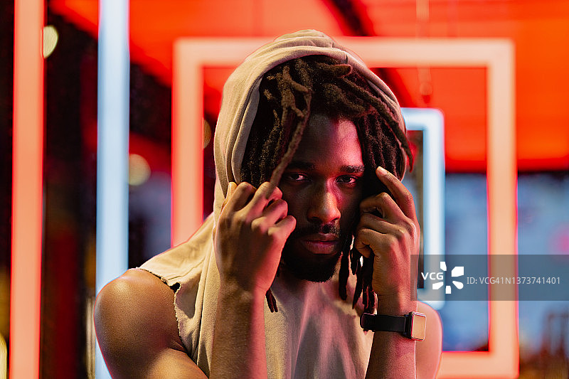 英俊的黑人男子图片素材