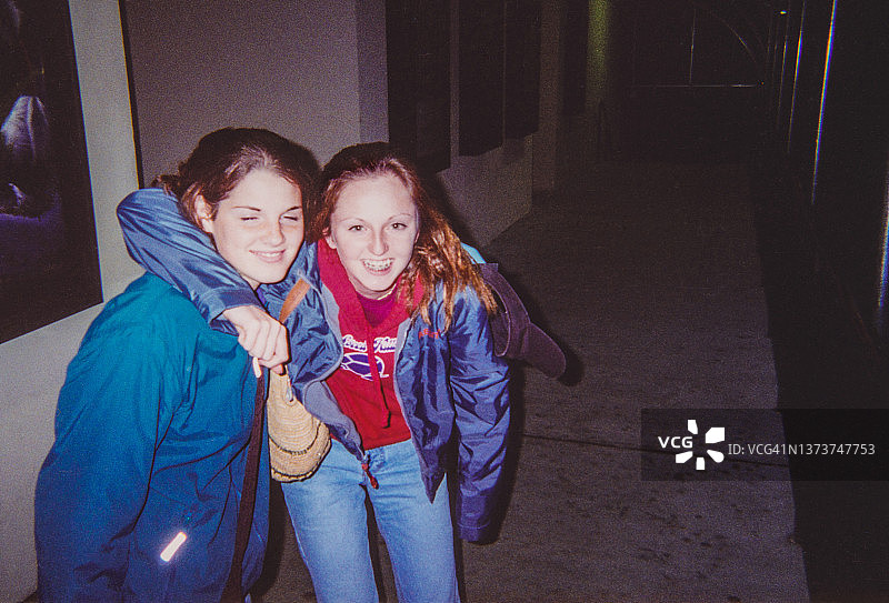 青少年玩耍，友谊，Y2K复古风图片素材