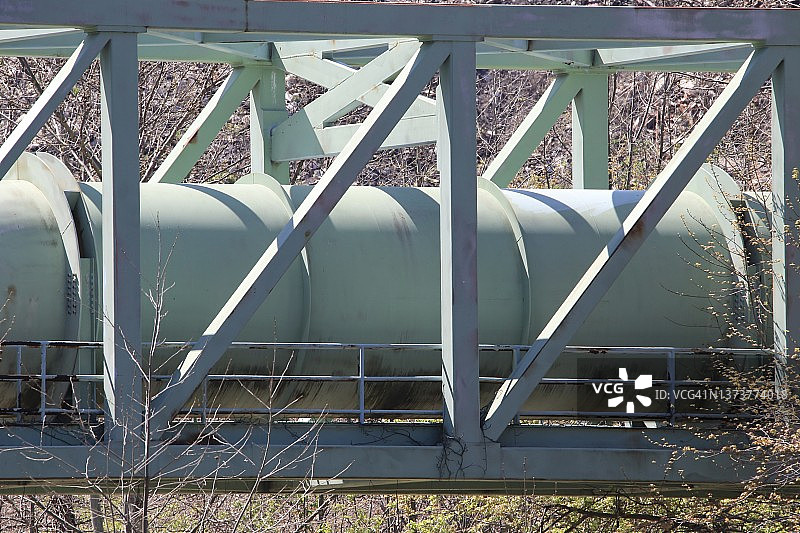 穿过桁架桥的大型污水管道图片素材