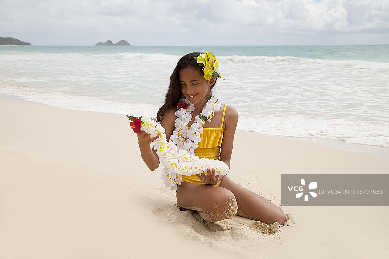 在海滩上的夏威夷青少年图片素材