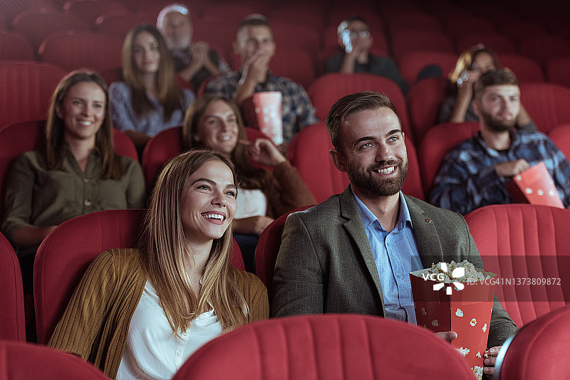 在电影院的年轻夫妇图片素材