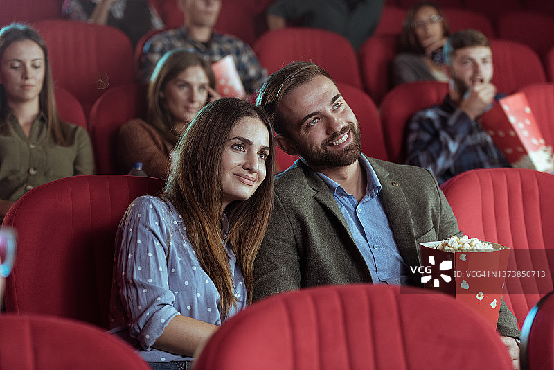 在电影院的幸福夫妇图片素材