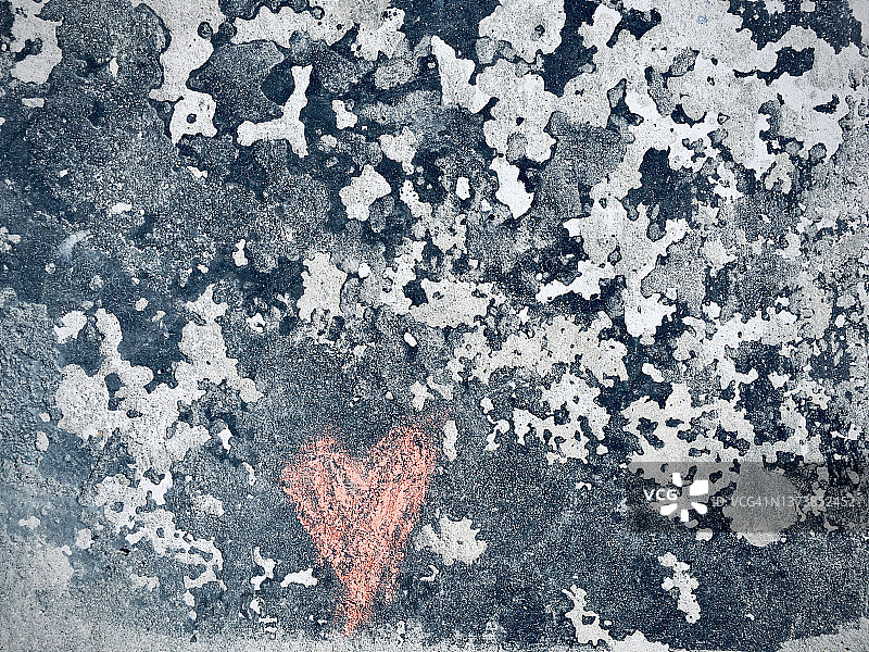 用粉笔在地上画的心形图案图片素材