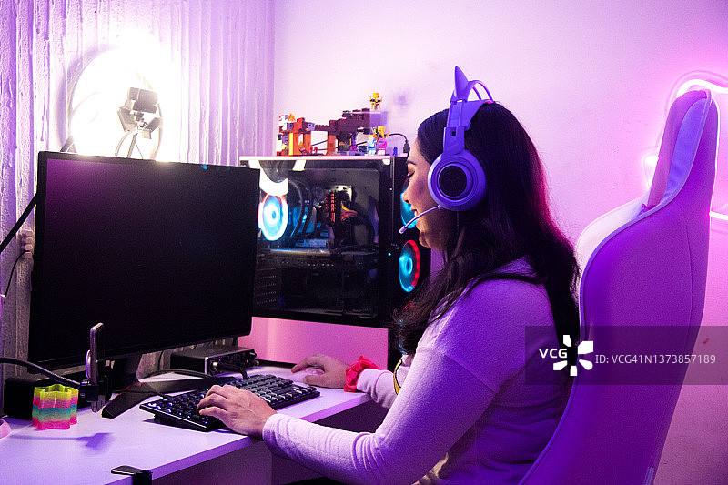 在家中的女性游戏玩家图片素材