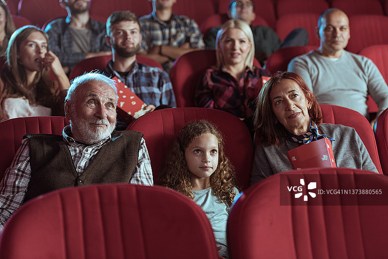 小女孩和祖父母在电影院图片素材