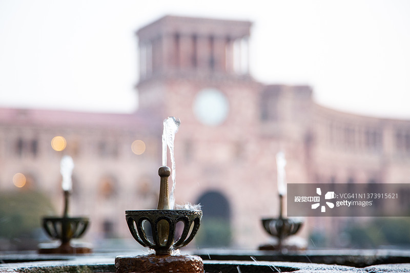 埃里温共和国广场的饮用水喷泉和政府大楼图片素材