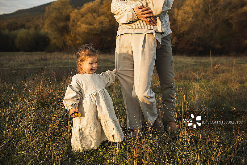 在户外的一家三口图片素材