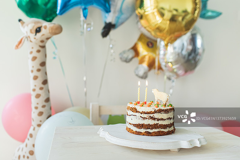 生日蛋糕上的生日蜡烛和气球图片素材