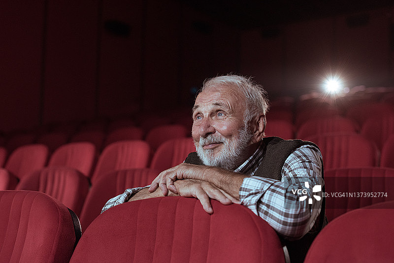 在电影院里的老年男性图片素材
