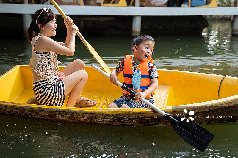 妈妈，如何划船图片素材