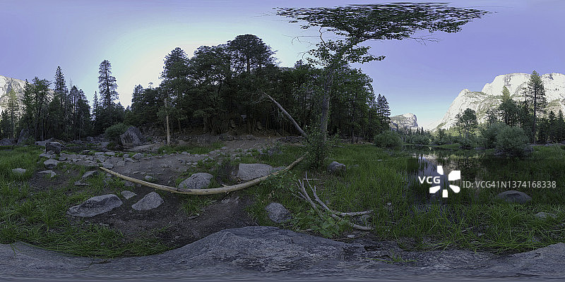 优胜美地山谷的镜湖和半圆顶图片素材