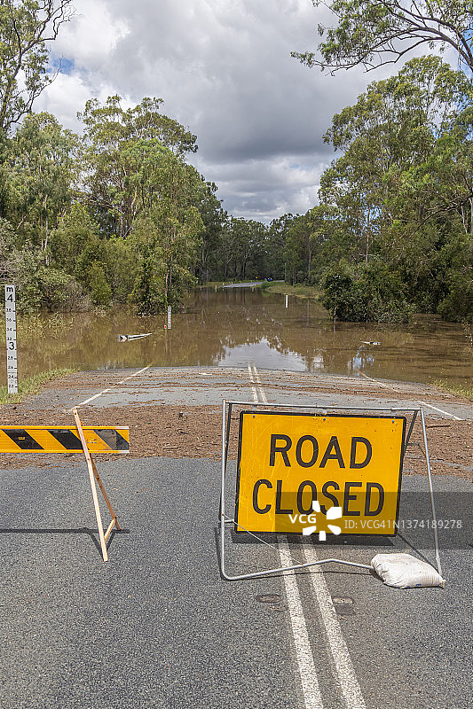 洪水封闭道路警示牌障碍物图片素材