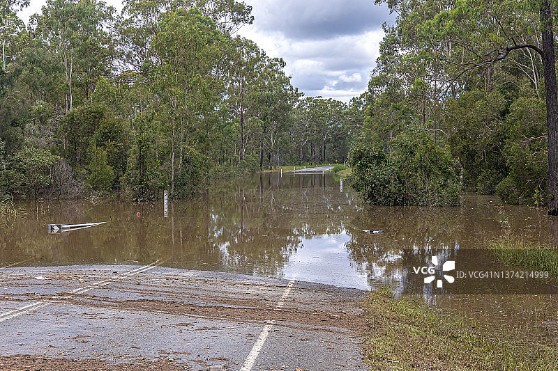 道路封闭 - 被洪水淹没的区域干道图片素材