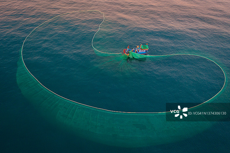 富安海滩捕捞凤尾鱼图片素材