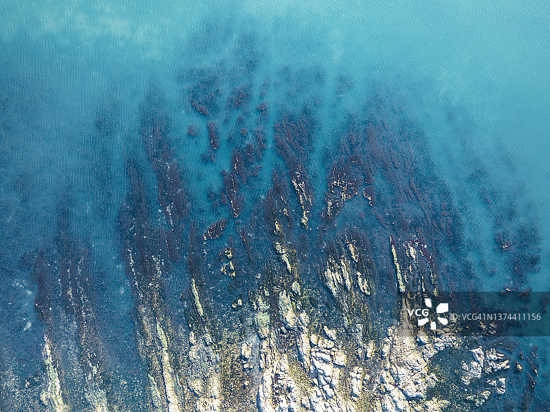 岩石海岸线的航拍景色图片素材