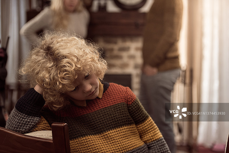 儿子在父母争吵时哭泣图片素材