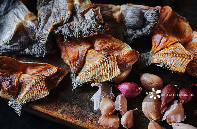 硬木地板上晒的鱼干图片素材