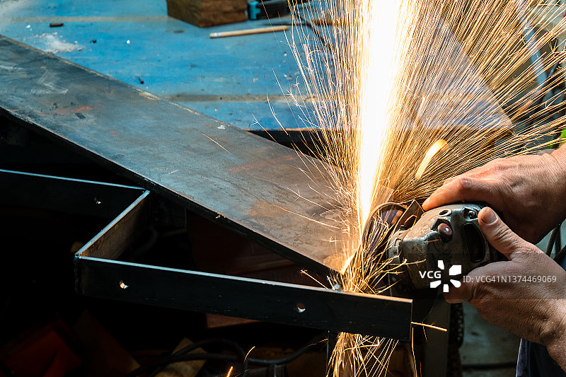 钢铁工人切割铁板图片素材