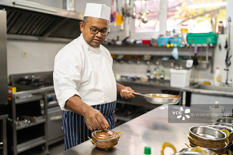 厨师准备好待上菜的咖喱饭图片素材