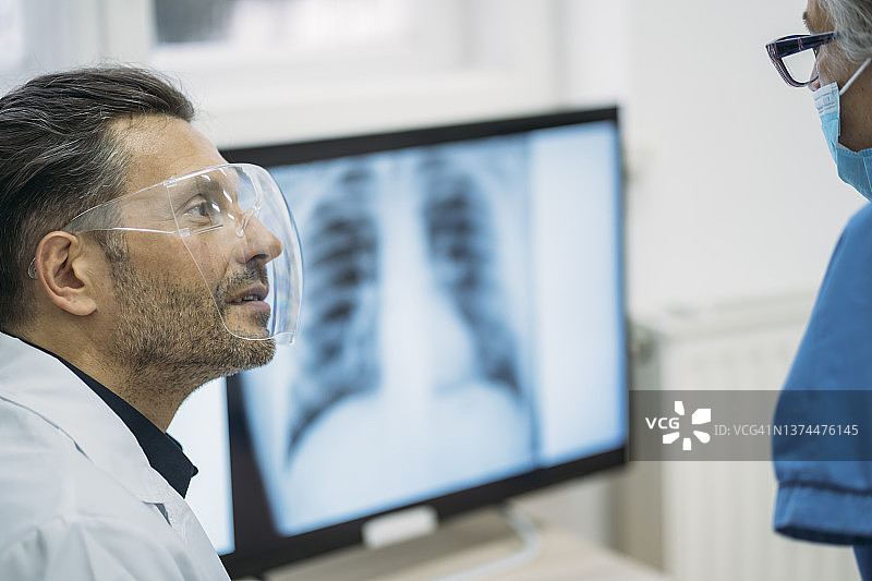 男医生分析胸部X光片图片素材