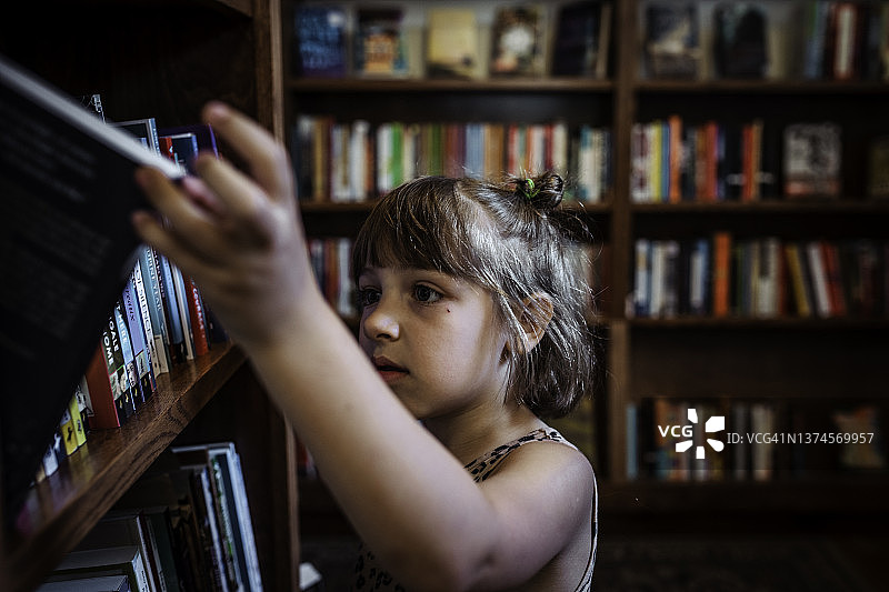 在图书馆书店看书的孩子图片素材