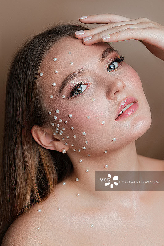 脸上戴着珍珠的女孩图片素材