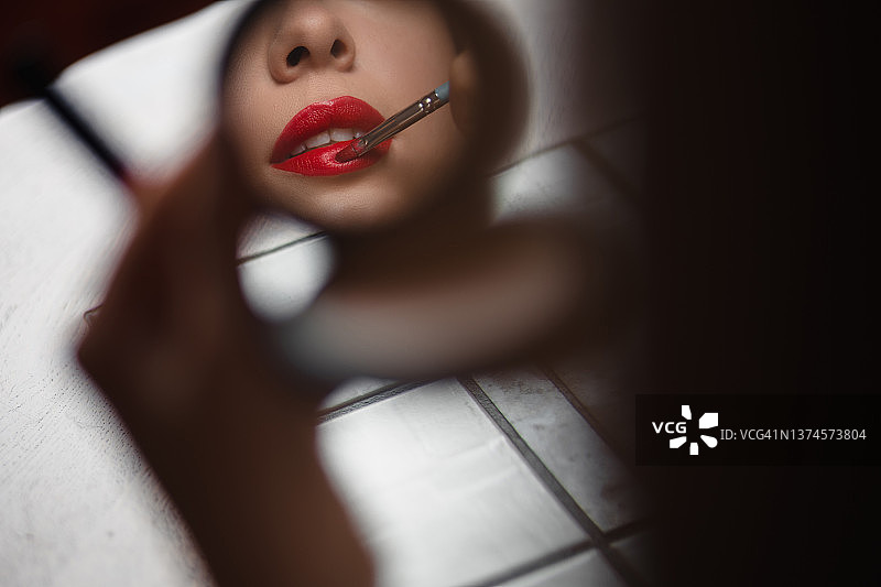 镜子里的嘴唇特写图片素材