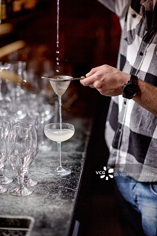 男人高处倾倒柠檬马提尼图片素材