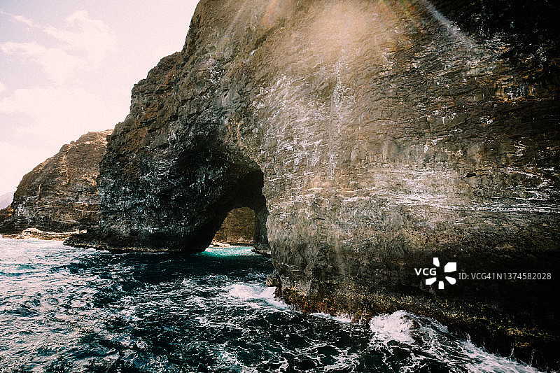 碧绿的海水穿过隐秘的海湾岩石隧道图片素材