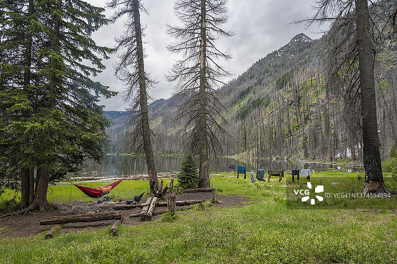 高山湖泊旁的露营地，配有吊床和晾衣绳图片素材