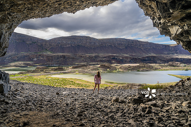 身材健美的女性在华盛顿州东部列诺尔洞穴前摆姿势图片素材
