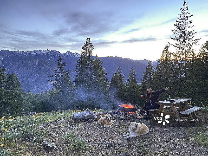 在北喀斯喀特，女人和小狗们围坐在篝火旁图片素材