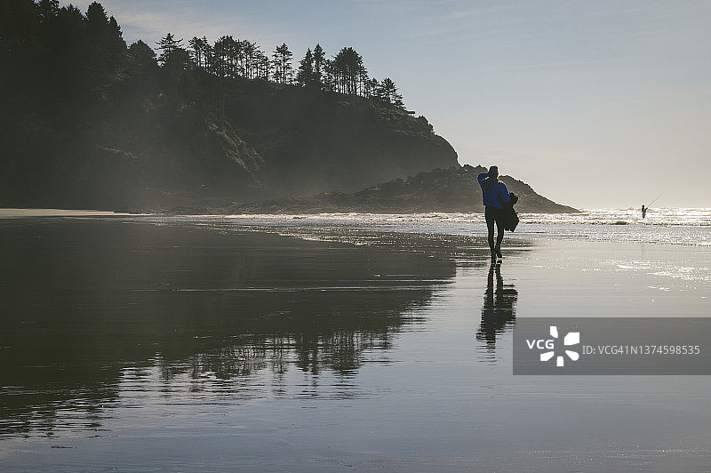 在华盛顿海岸海滩上行走的女人图片素材