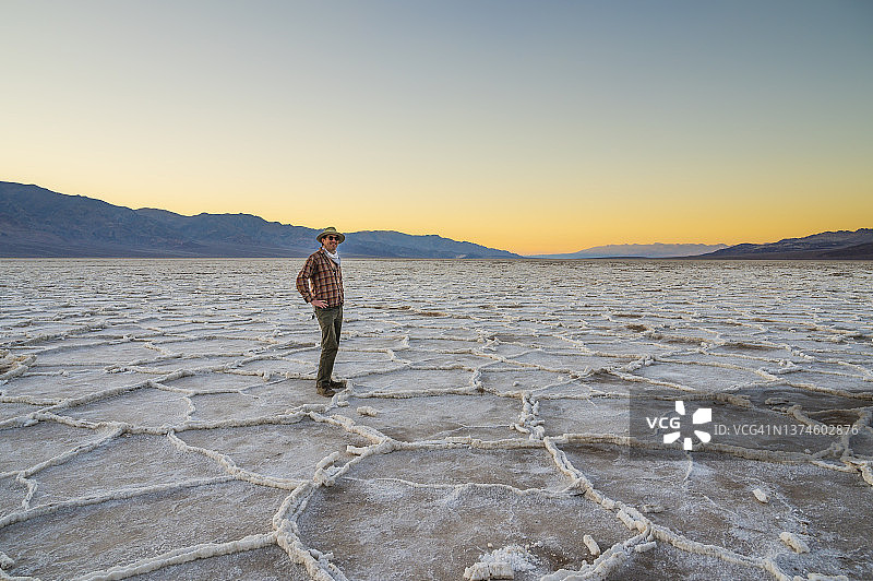 男人在死亡谷恶水盆地摆姿势图片素材