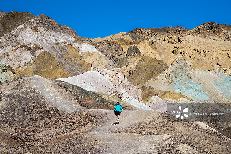 在死亡谷国家公园艺术家调色板徒步的女性图片素材